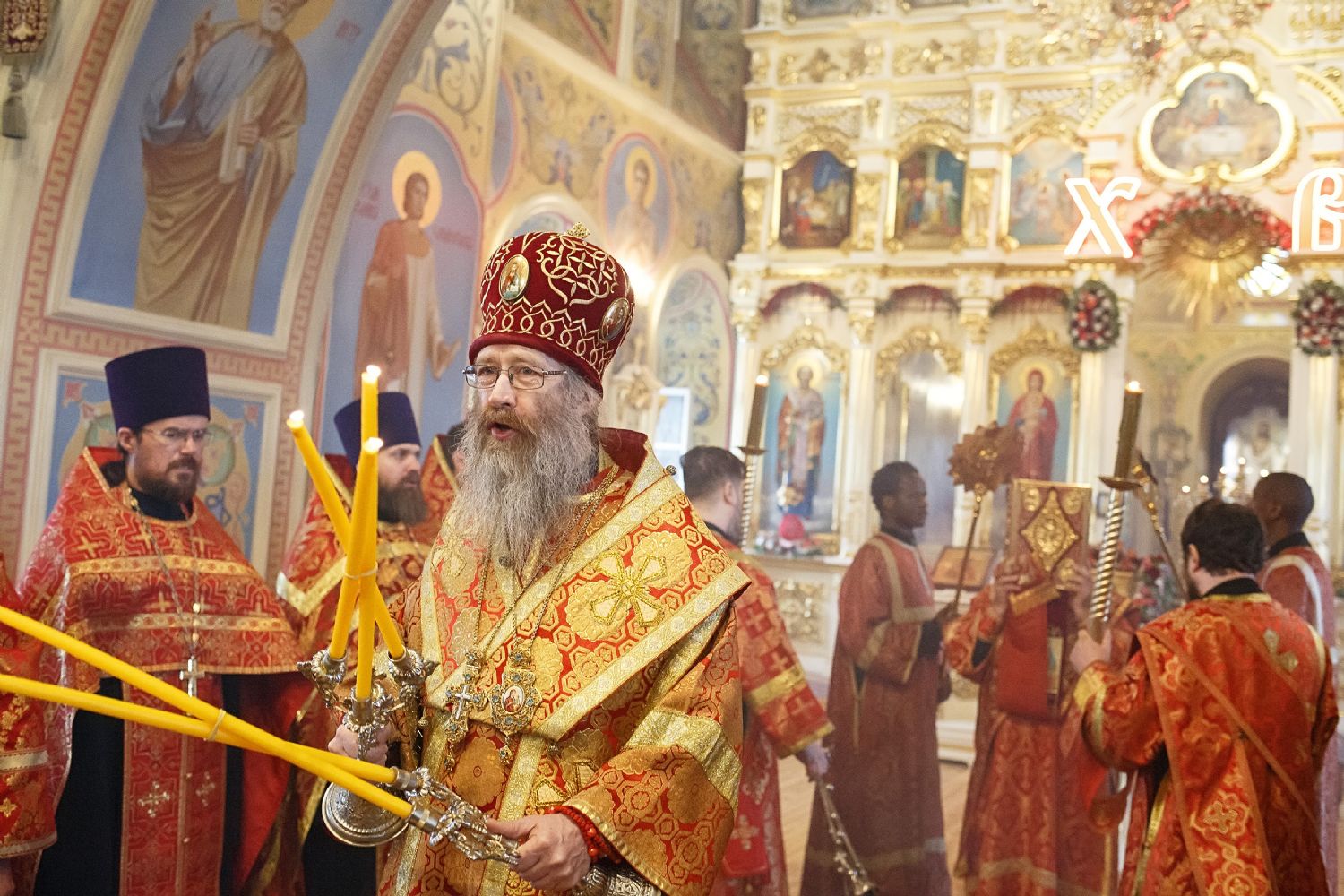 Митрополит Ростислав возглавил пасхальные торжества в Воскресенском храме