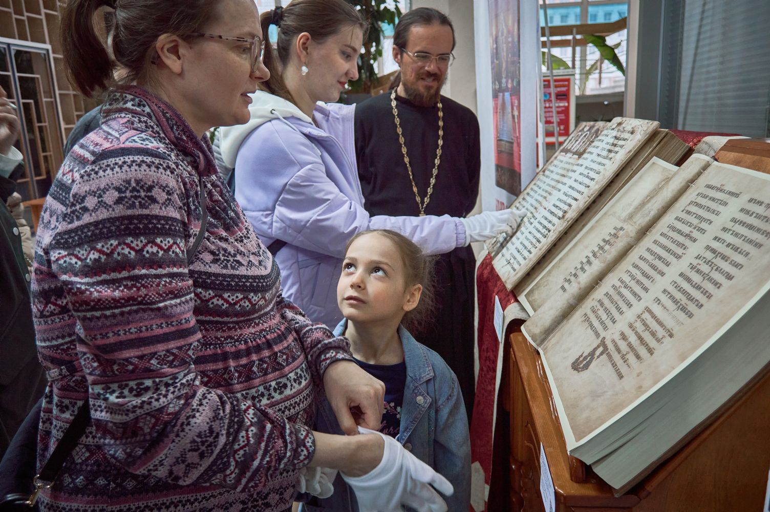 Прихожане Воскресенской церкви смогли прочесть факсимильные издания старинных Евангелий